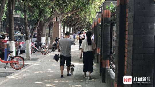 [Chengdu man accompanying his dog for the exam: wanting to help his daughter relieve some pressure